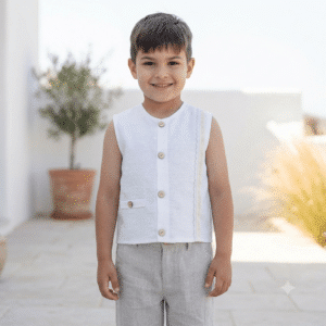 niño con blusa campera y pantalón de lino en un patio