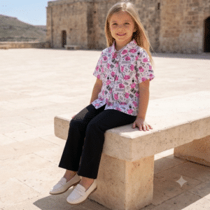 alt="Niña con blusa Besos mc de Kannela"