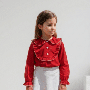 alt="Niña posando con blusa Milena de Kannela"