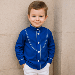 alt="Niño posando con camisa Dario de Kannela"