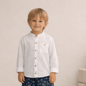 alt="Niño posando con camisa Gentle de Kannela"
