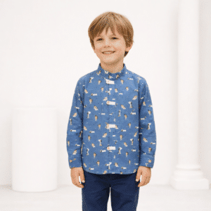 alt="Niño sonriendo con camisa Juángdí de Kannela en estudio"