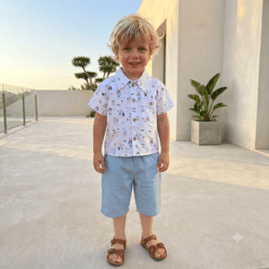 alt="Niño sonriendo con camisa Piratas de Kannela"