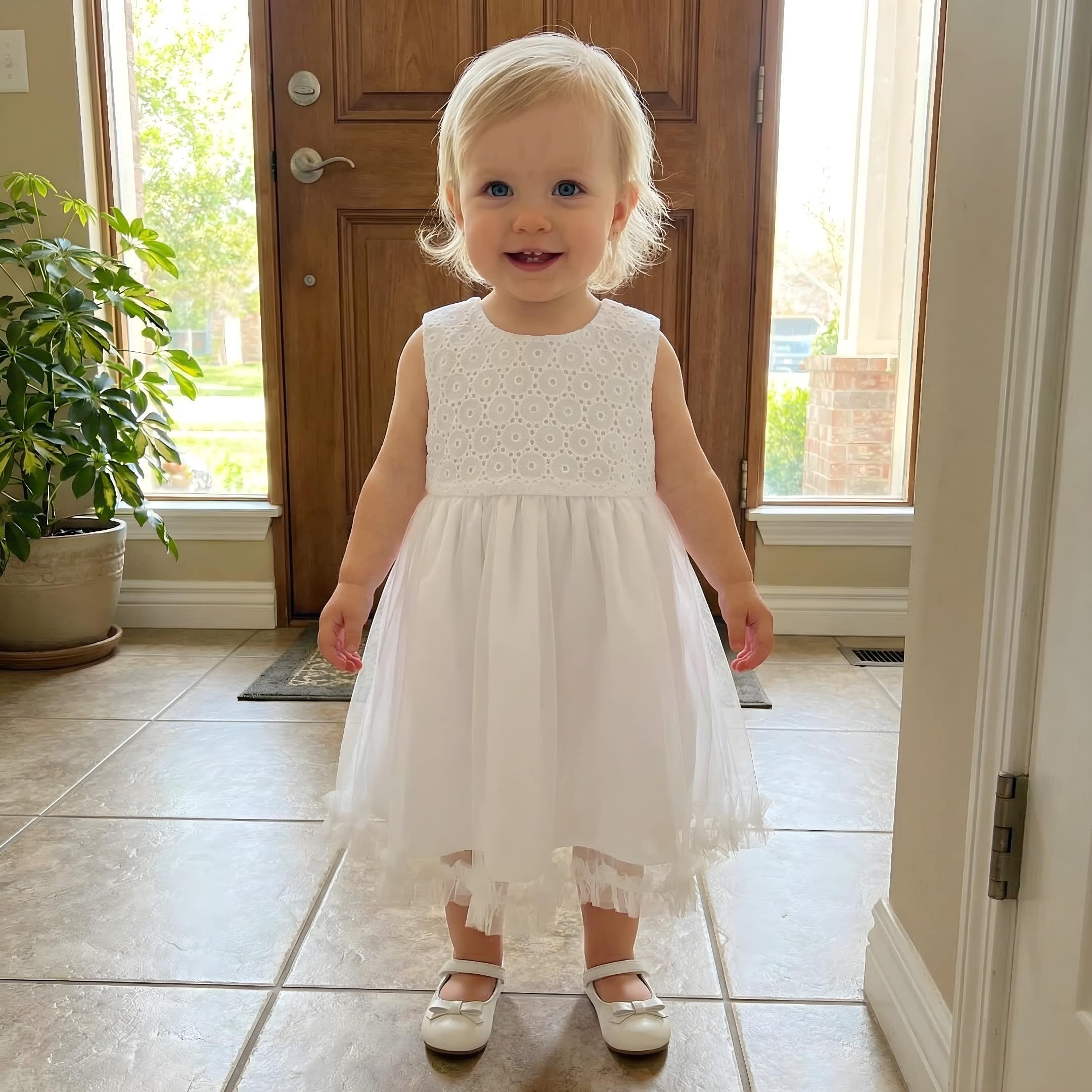 bebé de 12 mese con el vestido Gloria crudo en la casa