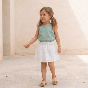 alt="Niña con falda Lina de Kannela"