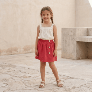 alt="Niña posando con falda Casual de Kannela"