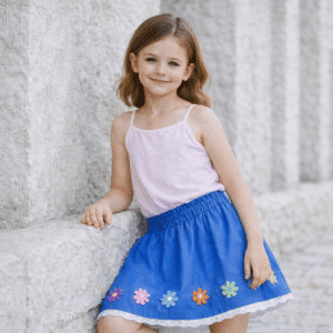 alt="Niña con falda Spring de Kannela"