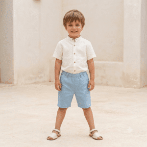 alt="Niño sonriendo con pantalón Lion de Kannela"