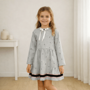 alt="Niña posando con vestido Daniela de Kannela"