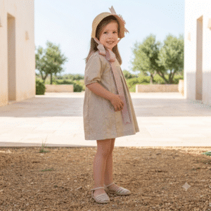 alt="Niña con capota y vestido Diana de Kannela"