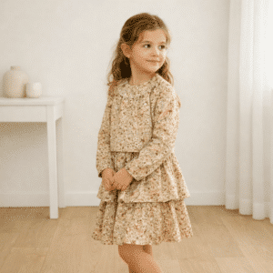 alt="Niña posando con vestido Savana de Kannela"